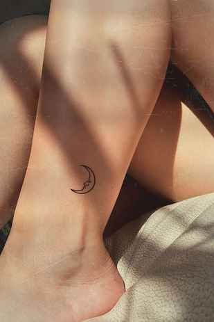 17 Life-Changing Things You'll Learn From The BuzzFeed DIY Newsletter Small Moon Tattoos, Tasteful Tattoos, Cool Small Tattoos, Lotus Tattoo, Tattoo Me, Small Tattoo Designs, Tattoo Life, Ankle Tattoo, Trendy Tattoos