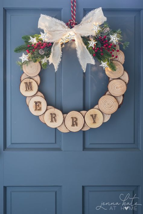 How to make an easy DIY Christmas wood slice wreath - the perfect rustic touch to your holiday and winter decor! Holiday Wreaths Diy Christmas, Christmas Wreaths For Windows, Christmas Diy Wood, Holiday Wreaths Christmas, Holiday Wreaths Diy, Christmas Crafts To Sell, Easy Diy Wreaths, Christmas Wreaths Diy Easy, Christmas Crafts For Adults