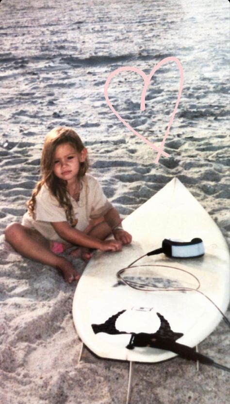 Old Baby Pictures 2000s, Beach Kids Aesthetic, Kids Surfing, Kids On The Beach, Surfing Kids, Beach Babies, Surfer Kids, Surfer Baby, Surfing Aesthetic