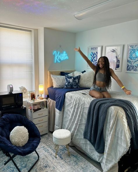 Room Inspo Navy Blue, College Dorm Room Ideas Blue, Navy Apartment, Navy Blue Dorm Room, Navy Dorm Room, Navy Dorm, Baylor Dorm, Dorm Vibes, Grey Room Decor