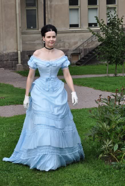 Before the Automobile: 1871 dress, ball gown version 1870s Dress, Victorian Era Dresses, College Dress, 1870s Fashion, Victorian Era Fashion, 19th Century Clothing, Bustle Dress, Dress Ball Gown, Old Fashion Dresses