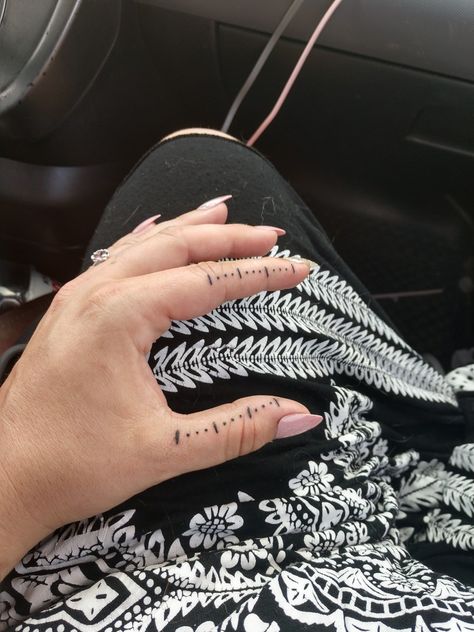 Finger Ruler Tattoo, Ruler Finger Tattoo, Ruler Tattoo Finger, Measurement Tattoo, Ruler Tattoo, Tattoo Therapy, Simple Finger Tattoo, Stick Poke Tattoo, Tattoo Finger