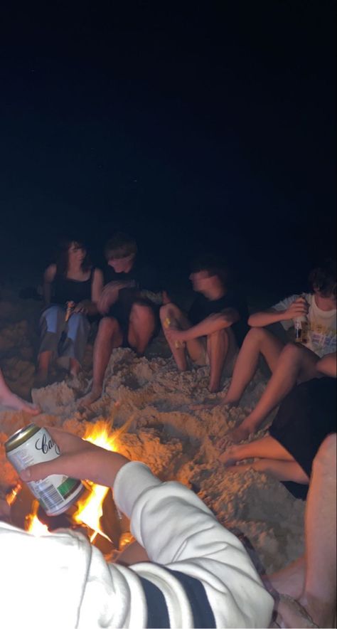 Night At The Beach Aesthetic, Party On Beach Night, Summer Night Beach, Fire At The Beach, Beach Night With Friends, Campfire On Beach, Beach Campfire Aesthetic, Beach Drinking, Summer Party Aesthetic Night