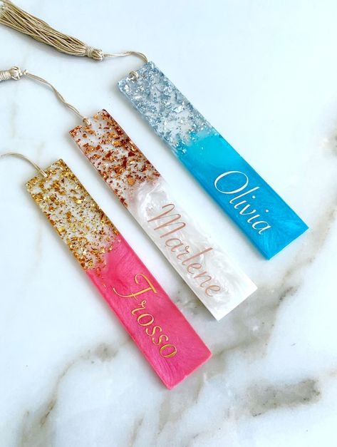 Resin Personalized Gifts, Clear Acrylic Bookmarks, Resin Book Mark Ideas, Diy Resin Bookmarks, Epoxy Resin Bookmark Ideas, Epoxy Bookmark Ideas, Resin Bookmarks Ideas, Resin Book Marks, Resin Bookmark Ideas