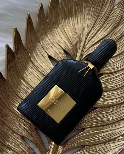 Tom Ford Black Orchid Aesthetic, Black Perfume Aesthetic, Tom Ford Perfume Aesthetic, Tom Ford Aesthetic, Tom Ford Black Orchid Perfume, Black Orchid Tom Ford, Mens Perfumes, Perfume Photoshoot, Aesthetic Fragrance