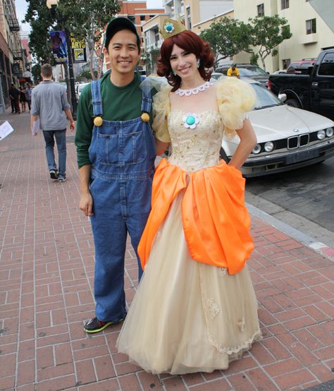 Luigi And Daisy Costume, Princess Daisy And Luigi, Daisy And Luigi, Princess Daisy Costume, Daisy Costume, L Cosplay, Luigi Costume, Luigi And Daisy, Cute Couples Costumes