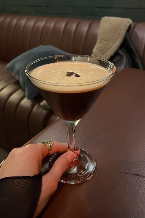 #MOLDIV Expresso Martinis Aesthetic, Expresso Martini Aesthetic, Expresso Martinis, Expresso Recipes, Espresso Martini Aesthetic, Chocolate Espresso Martini, Martini Expresso, Coffee Martini, Martini Espresso