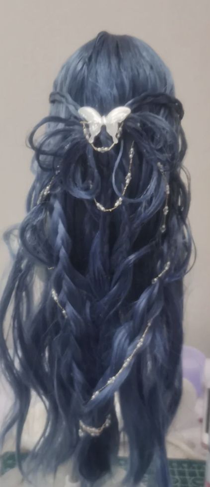 Ocean Aesthetic Hairstyles, Siren Aesthetic Hair, Black Mermaid Hairstyles, Sirencore Hairstyles, Siren Core Hair, Octupuscut Hair Long, Ocean Hair Accessories, Gothic Prom Hairstyles, Mermaid Hairstyles Aesthetic