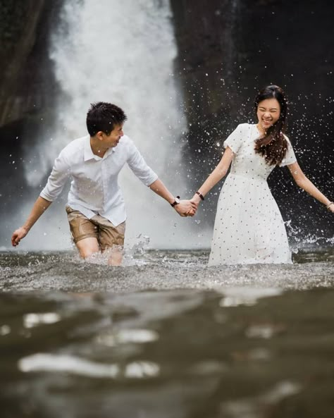 Waterfall Couple Photoshoot, Waterfall Poses, Lake Photoshoot Ideas, Pre Wedding Photoshoot Beach, Couples Beach Photography, Lake Photoshoot, Pre Wedding Photoshoot Outfit, Romantic Couple Poses, Foto Wedding