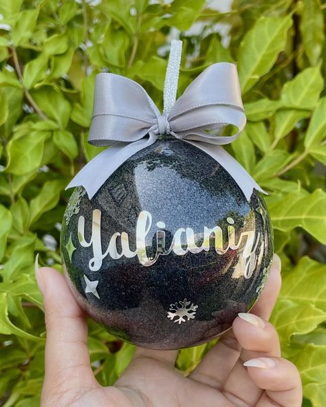 Personalized Ornaments 🎄 • Esta hermosa orden incluye a las mascotas porque ellos también merecen ser incluidos en las decoraciones personalizadas 🐾 • dm para ordenes e información ✨ • #christmas #christmastree #christmasdecor #christmasdecorations #christmasiscoming #christmastime #ornaments #christmasornaments #handmadeornaments #ornamentseason #personalized #personalizedgifts #personalizedornaments #unique #uniquegifts #custom #custommade #customized #customornaments #handmade #glitter ... Custom Ornament Ideas, Ornament Ideas, Custom Ornament, Personalized Ornaments, Christmas Tree, Glitter, Christmas, Quick Saves