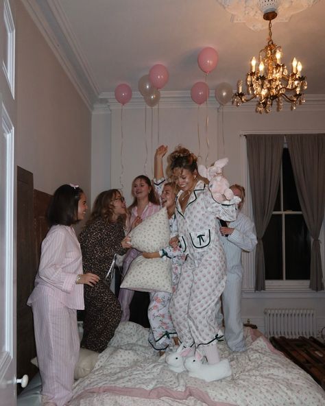 Pj party 🧸🎀🎈 Cabin Pajama Party, Pink And White Slumber Party, 30th Birthday Spa Day, Hoco Sleepover Ideas, Boujee Sleepover, Slumber Party Birthday Theme, Self Care Theme Party, Pj Party Birthday, Pj Party Baby Shower Theme