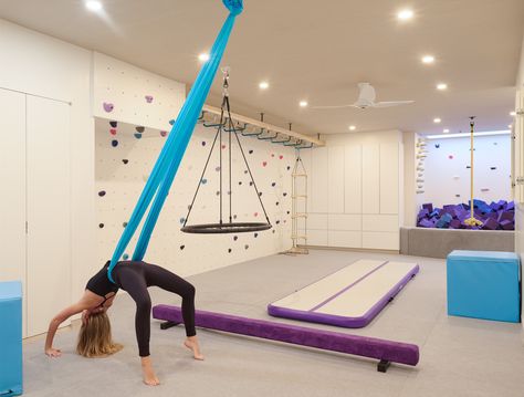 Soho Kid Gym - Modern - Basement - New York - by Smart Playrooms | Houzz Kids Gym Room, Kids Playroom Basement, Big Kids Playroom, Organize A Playroom, Playroom On A Budget, Sensory Gym, Garage Playroom, Indoor Playroom, Gymnastics Room