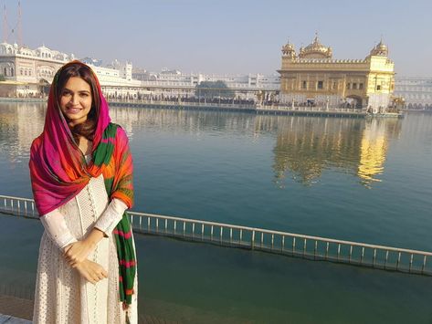 Guru Purab, Goa Outfits, Temple Photography, Kriti Kharbanda, Pakistani Fancy Dresses, Desi Fashion Casual, Pakistani Fashion Party Wear, Golden Temple, Traditional Indian Outfits