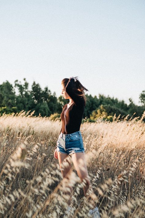 3 Personal Mantras That Changed My Life Make A Girl Laugh, Marie Von Behrens, Mountain Photoshoot, Personal Mantra, Ethical Clothing Brands, Cades Cove, Sustainable Clothing Brands, Wheat Field, Girl Thinking