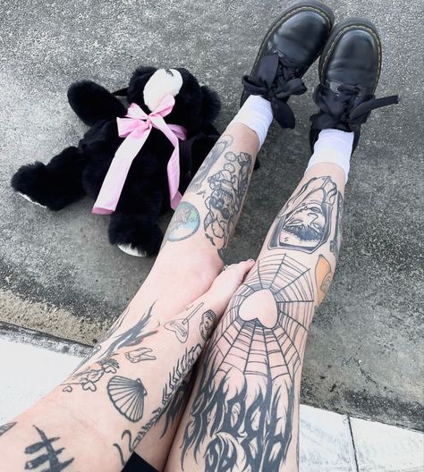 Goth Leg Tattoos Women, Goth Mom Tattoo, Thigh And Knee Tattoos Women, Doll Parts Tattoo, Knee Web Tattoo, Goth Girl Tattoo Ideas, Blackwork Knee Tattoo, Goth Knee Tattoos, Tattoo Genou