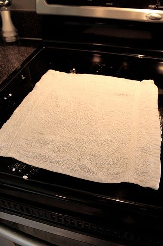 Pinner says "Ok, I just tried this and it seriously did work. I did it twice on a burner that's had scorch marks for a year or more and they're gone! For anyone as OCD about cleaning as I am, this is a must! I would be prepared to do it at least twice. Baking soda Smart Tiles, Glass Cooktop, Household Cleaning Tips, Diy Cleaners, Cleaners Homemade, Back To Nature, Natural Cleaning Products, Diy Cleaning Products, Cleaning Organizing