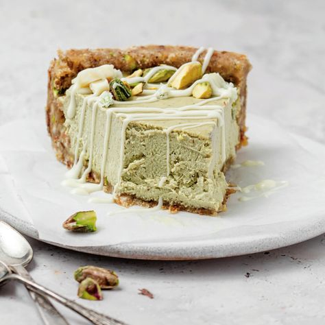 White Chocolate Pistachio Cake, White Chocolate Pistachio Cheesecake, Vegan Pistachio Cheesecake, Healthy Pistachio Cake, White Chocolate And Pistachio, Pistachio Cheesecake Recipe, Pistachio White Chocolate, Pistachio Cheesecake, Pistachio Recipes