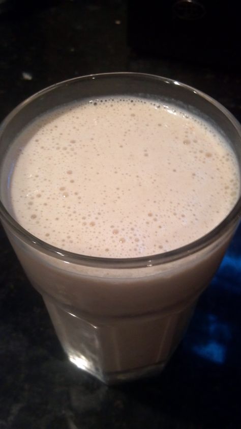 Chunky Monkey Shake - 1 cup almond milk, one banana, few diced dates, 1 teaspoon or more of crunchy peanut butter, 1 teaspoon ground flax, 1/4 cup uncooked oatmeal, one scoop protein powder.  Blend and enjoy! Shake Snap, Crunchy Peanut Butter, Banana Shake, Chunky Monkey, Gym Food, One Banana, Snap Food, Food Snapchat, Protein Powder