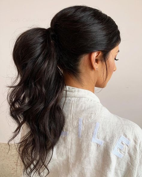 Jody Callan Hair on Instagram: “Mid ponytail 🤍 Middle part no face framing just little wispies for this textured wavy ponytail - yes hair extensions were added for a…” Ponytail Middle Part, Mid Ponytail, Hairstyles For All Hair Types, Wedding Ponytail, Slick Ponytail, High Ponytail Hairstyles, Wavy Ponytail, Banana Hair Clips, Peinados Recogidos