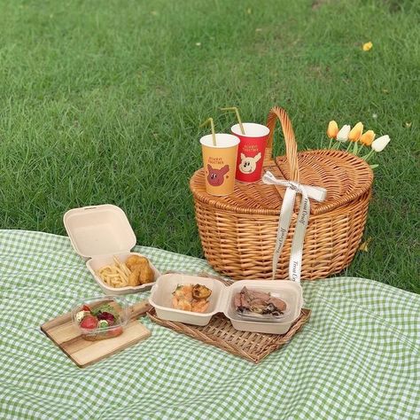 Ⲯⲇⲩ ⲧⲉⳝя ⲃ ⲙⲟⲉⲙ ⲧⲅ υ ⲧⲧ💓😼 Grass Product Photography, Green Picnic Aesthetic, Poppy Photoshoot, Picnic Moodboard, Aesthetic Gardens, Nature Picnic, Cottagecore Picnic, Picnic Pictures, Aesthetic Ethereal