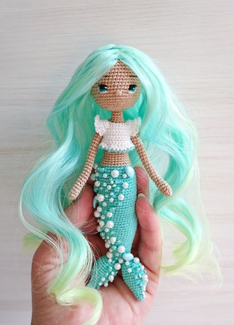 #amigurumi #muñecas #muñecasamigurumi #amigurumis #tejidos #crochet Mermaid Crochet Pattern, Crochet Fairy, Crochet Geek, Crochet Mermaid, Mermaid Dolls, Crochet Buttons, Diy Crochet Projects, Crochet Doll Pattern, Knitted Dolls