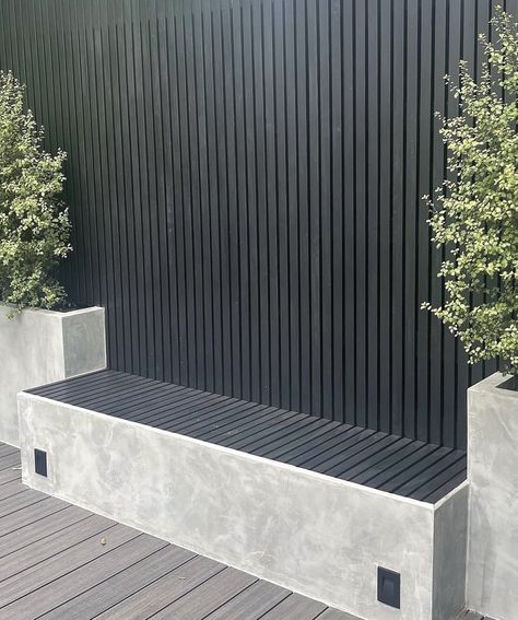 Covering Fence Ideas, Black Fence Garden, Tiny Backyard Landscaping, Privacy Landscaping Backyard, Small Backyard Decks, Garden Wall Designs, Small Garden Landscape, Black Fence, Beautiful Outdoor Living Spaces