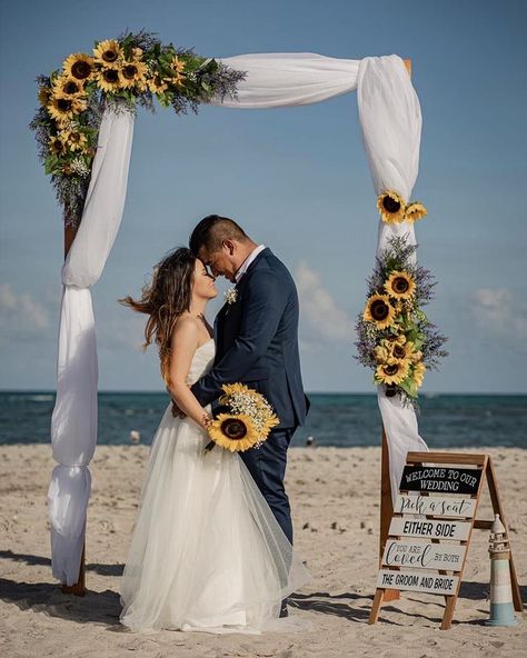 Wedding Arch Sunflowers, Sunflower Wedding Arch, Beach Wedding Diy, Ariel Wedding, Sunflower Wedding Decorations, Diy Wedding Arch, Wedding Flowers Sunflowers, Sunflowers And Roses, Sunflower Themed Wedding