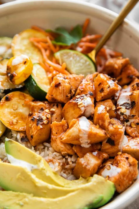 The BEST Hot Honey Chicken Bowls - Jar Of Lemons Sweetgreen Recipe, Honey Chicken Bowl, Chicken Bowl Meal Prep, Jar Of Lemons, Hot Honey Chicken, Chicken Bowl Recipe, Chicken Bowls, Fluffy Rice, Honey Sauce