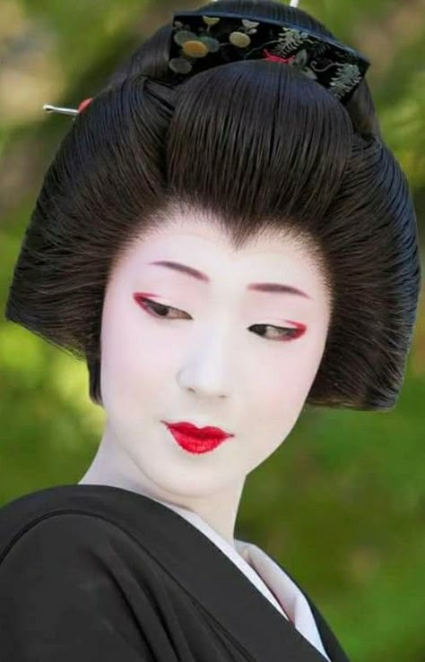 Geisha Makeup Modern, Traditional Japanese Makeup, Male Geisha, Geisha Portrait, Geisha Makeup, Japan Makeup, Japanese Traditional Clothing, Memoirs Of A Geisha, Geisha Art