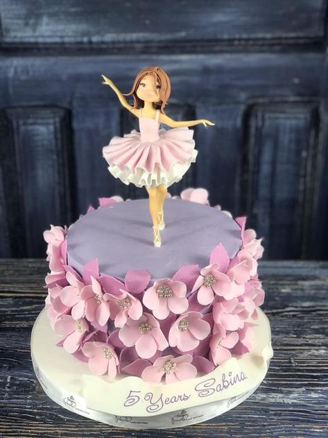 #kidscake #girlcake #flowerscake #pinkcake #ballerinacake Ballerina Doll Cake, Fondant Ballerina, Ballerina Birthday Party Cake, Ballet Birthday Cakes, How To Use Fondant, Ballerina Birthday Cake, Ballet Cakes, Cake Designs For Girl, Ballerina Cake