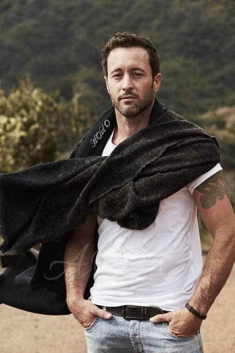 Actresses With Black Hair, Alex Olaughlin, Alex Oloughlin, Alex Love, Steve Mcgarrett, Handsome Men Quotes, Men Quotes Funny, Steve Mc, Scott Caan