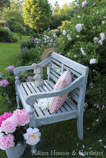 Paving Garden, Yard Benches, Pallet Garden Benches, English Country Gardens, Beautiful Outdoor Spaces, Pallet Garden, Garden Seating, Wooden Bench, Gorgeous Gardens