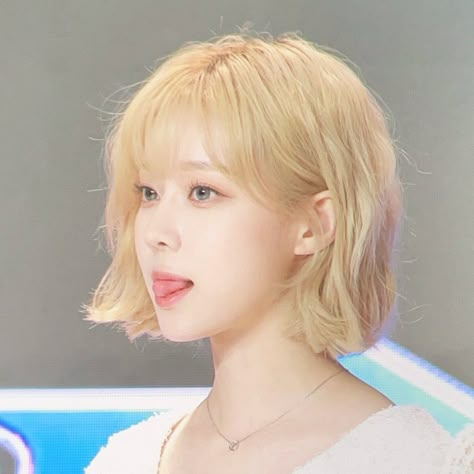 Blonde Winter Aespa, Short Hair Blonde Aesthetic, Kpop Idols Blonde Hair, Kpop Idols With Short Hair, Winter Blonde Hair Aespa, Aespa Winter Short Hair, Winter Blonde Hair Short, Kpop Blonde Hair, Winter Aespa Short Hair