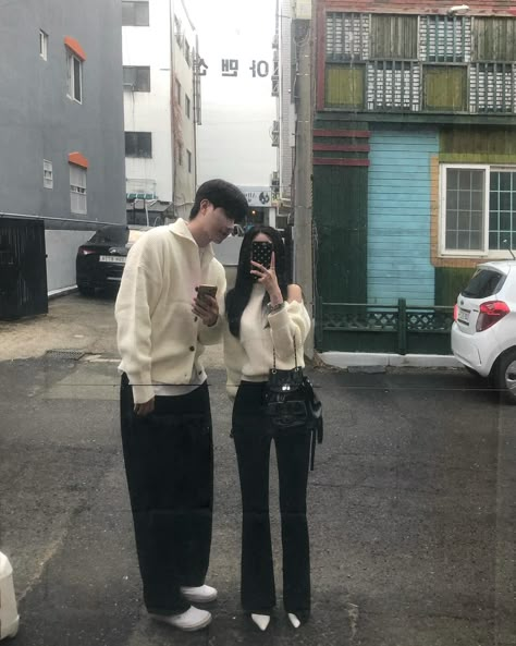 Korean Couple Aesthetic Outfit, Color Coordinated Outfits For Couples, Matchy Outfit Couple, Matching Couple Fits, Couple Aesthetic Outfits, Ootd Couple, Study Together, Cute Friend Poses, Poses Pictures