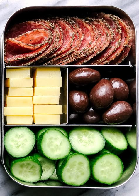 Check out this list of 10 healthy snack boxes. Some of the best healthy snack ideas to pack in your work lunch or bring on a trip. These healthy portable snack ideas will please adults and make them feel like a kid with a lunchable again. Healthy Nurse Snacks, College Lunch Ideas Student, Healthy Snack Box Ideas, Healthy Portable Snacks, Snack Boxes Healthy, Lunch Packing, Healthy Snack Ideas, Snack Boxes, Healthy Lunch Snacks