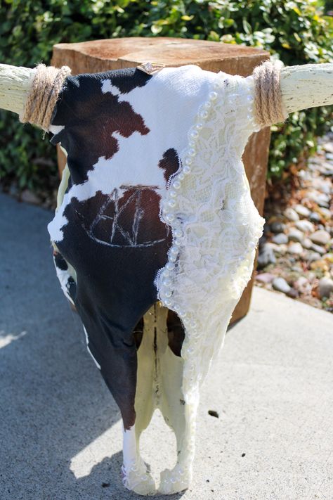 Painting On Cow Skulls, Cow Head Painting, Skull Decor Diy, Skull Inspiration, Skull Diy, Animal Skull Decor, Deer Skull Art, Painted Cow Skulls, Skull Ideas