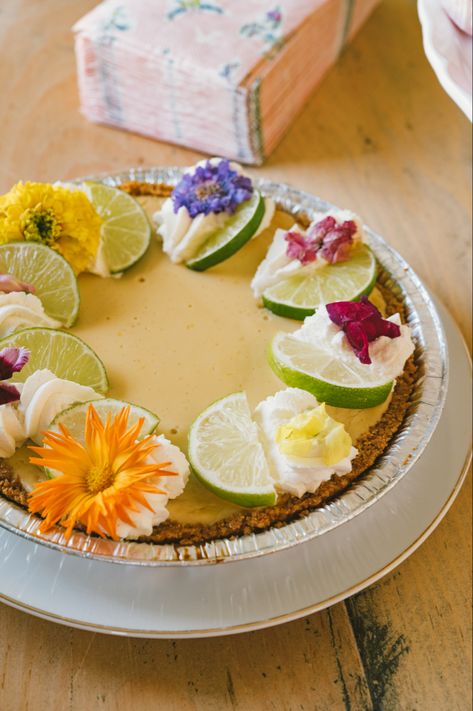 Key Lime Pie Wedding, Pie Competition, Floral Desserts, Key Lime Desserts, Pie Decoration, Wedding Pie, Bridal Shower Desserts, Shower Desserts, Beautiful Desserts