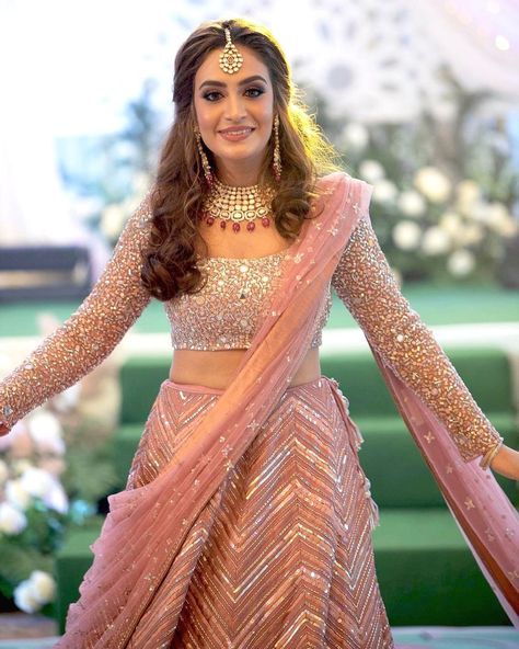 Pink Lehenga Look, Work Lehenga Designs, Chevron Lehenga, Sangeet Outfit Bridal, Sangeet Look, भारतीय दुल्हन संबंधी, Lehenga Inspiration, Lehenga Pink, डिजाइनर कपड़े