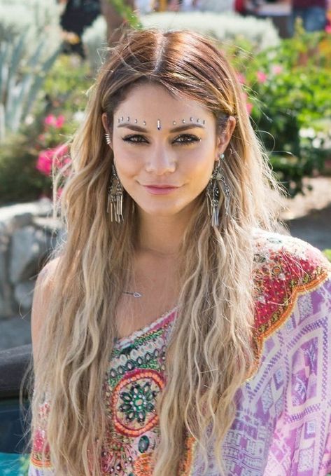 O sencillo pero con mucho énfasis en los accesorios. | 32 Peinados boho increíblemente lindos para tu próxima boda Coachella Fashion Bohemian, Vanessa Hudgens Blonde, Vanessa Hudgens Coachella, Vanessa Hudgens Hair, Looks Hippie, Coachella 2014, Hippy Fashion, Boho Makeup, Coachella 2016