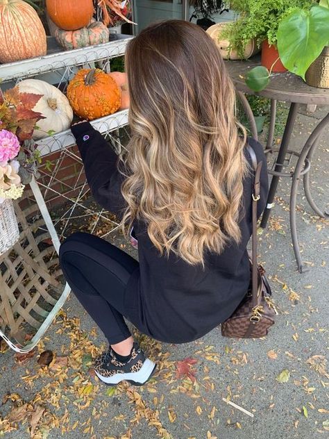 fall hair colors, winter hair color, dark fall hair colors, brunette balayage hair Balyage Long Hair, Rambut Brunette, Brown Hair Inspo, Ombre Hair Blonde, Brunette Balayage, Brunette Hair With Highlights, Balayage Blonde, Fall Hair Color For Brunettes, Happy Nails