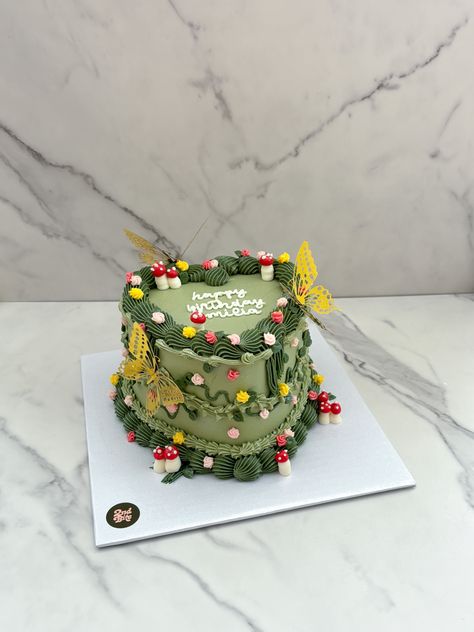 Forest Green vintage cake with buttercream rosettes and mushrooms, gold butterflies Birthday Cake Mushroom, Forest Green Cake, Green Vintage Cake, Vintage Style Cake, Buttercream Rosettes, Buttercream Decorating, Cake With Buttercream, Fairy Vintage, Green Cake