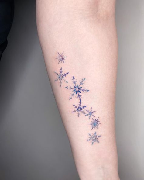 도준 / Dojun on Instagram: ": Snowflake Done at @chronicink #snowflaketattoo #snowtattoo #torontotattoo #koreantattooartist" Small Snowflake Tattoo, Snowflake Tattoos, Ice Tattoo, Snowflake Tattoo, Winter Tattoo, Snow Tattoo, Korean Tattoo Artist, Snow Flake Tattoo, Special Tattoos