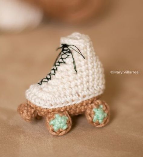 Beautiful Amigurumi, Music And Arts, Pattern Doll, Dolls Clothes Diy, All About Music, Cadeau Diy, Crochet Doll Pattern, Roller Skate, Crochet Coasters