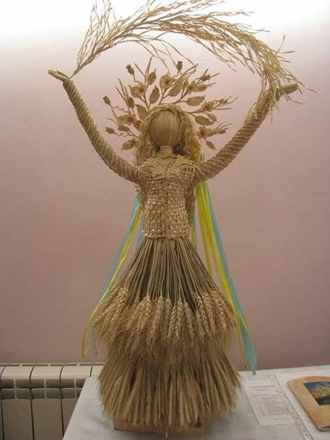 thread dolls Wheat Weaving, Corn Husk Crafts, Corn Dolly, Corn Husk Dolls, Straw Crafts, Straw Weaving, Pagan Crafts, Yarn Dolls, Jute Crafts