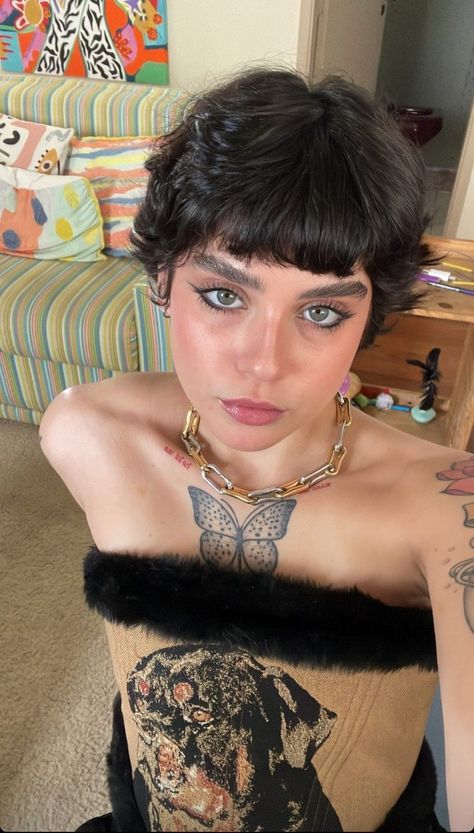 Short Hair Cuts Thick Hair, Hair Cuts Thick Hair, 90s Short Hair, Short Punk Hair, Pixie Haircut Styles, Curly Pixie Haircuts, Hair Inspiration Short, Curly Pixie, Punk Hair