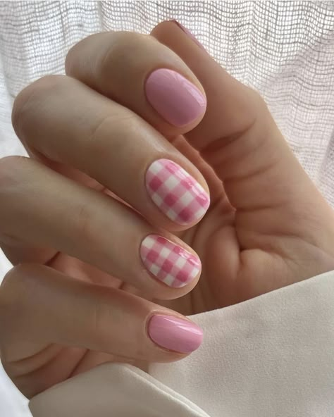 Barbie Nails Movie, Beautiful Nails 2023, Barbie Nails Ideas, Pink Gingham Nails, Barbie Movie Nails, Short Pink Nails Designs, Barbie Nail Designs, Barbie Nails Design, Nail Barbie