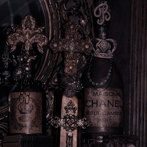 Victorian Ball Aesthetic, Evil Royalty Aesthetic, Dark Academia Royalty Core, Anna + Core + Aesthetic, Devilcore Aesthetic, Beautiful Kingdom, Vampire Aesthetics, Dark Character, Trick Pictures