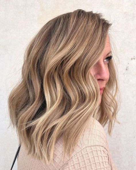 Shoulder-Length Hair with Light Brown Balayage Honey Blonde Hair Ideas, Brown Shoulder Length Hair, Messy Blonde Bob, Light Brown Hair Dye, Root Shadow, Light Brown Balayage, Brown Hair Inspiration, Honey Blonde Hair Color, Blonde Hair Ideas