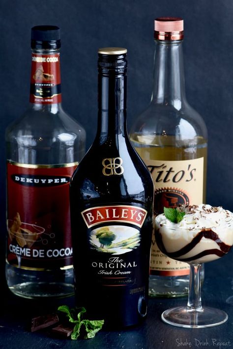 Baileys Martini, Baileys Recipes Drinks, Baileys Dessert, Shake Drink, Chocolate Martini Recipe, Whipped Cream Vodka, Yummy Cocktails, Baileys Recipes, Desserts In A Glass