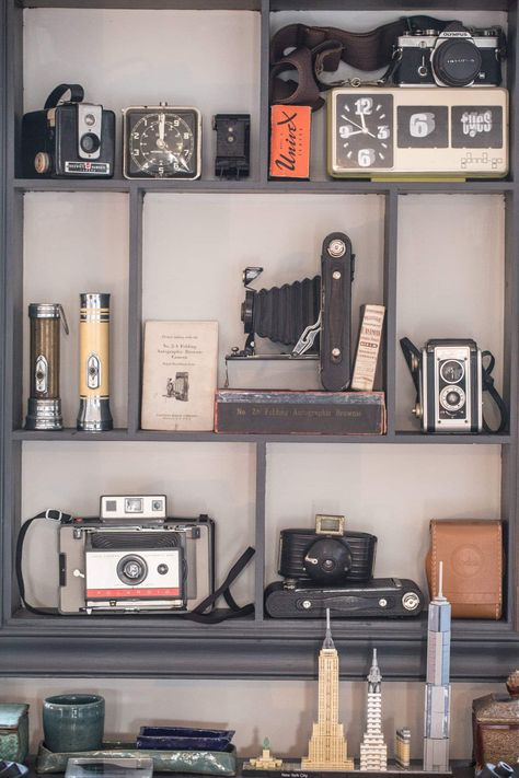 Camera Display Ideas, Antique Camera Decor, Antique Camera Display, Vintage Camera Display, Hot Wheels Diy, Vintage Camera Decor, Camera Decor, Camera Display, Camera Wall